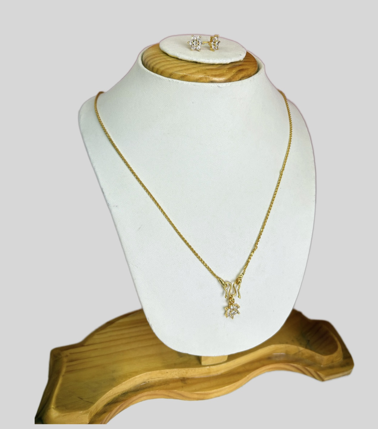 Gold Chain Necklace with Star-Shaped Pendant & Matching Stud Earrings